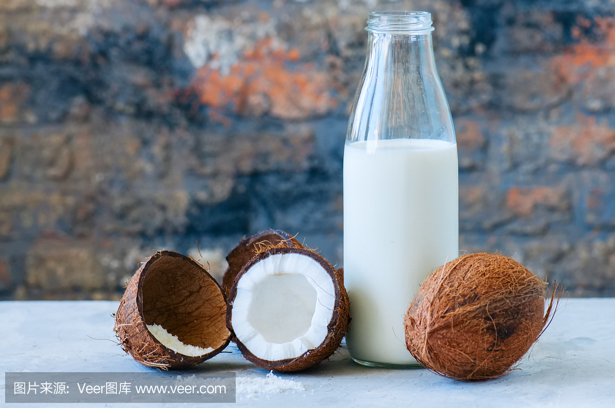 整個椰子和椰子產(chǎn)品的奶和粉。白色的圣